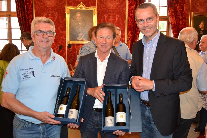 B&uuml;rgermeister Dr. Maximilian Ingenthron (r.) hat gemeinsam mit Maire Jean-Louis Christ (M.) und dem Pr&auml;sidenten des Festkomitees, Georges Wieczerzak, den Pfeiffertag gefeiert und ihnen die besten Gr&uuml;&szlig;e der Stadt Landau &uuml;berbracht.