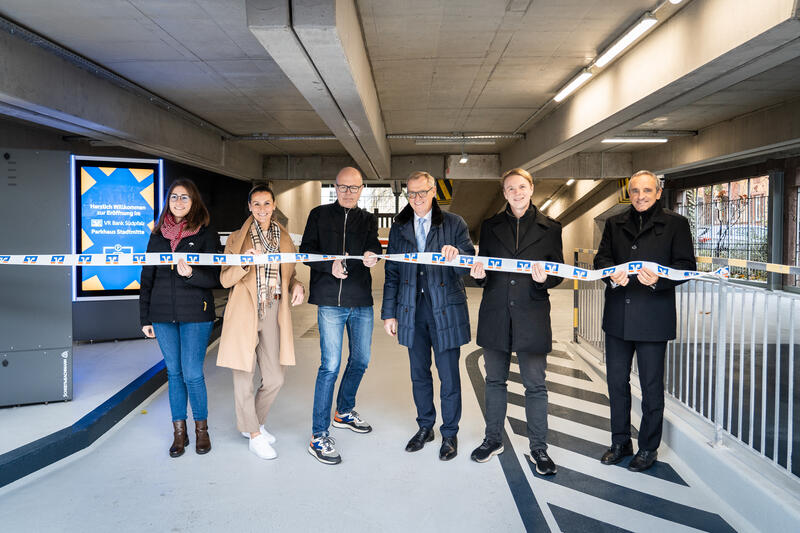 Das Parkhaus der VR Bank S&uuml;dpfalz ist wieder ge&ouml;ffnet. Von Links: Lena D&uuml;rphold (Beigeordnete der Stadt Landau), Lisa Klink (Gesch&auml;ftsf&uuml;hrerin der VR Betriebsservice GmbH), Dr. Dominik Gei&szlig;ler (Oberb&uuml;rgermeister der Stadt Landau), Christoph Ochs (Vorstand