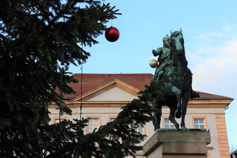 Auf dem Landauer Rathausplatz wird's schon weihnachtlich. 
