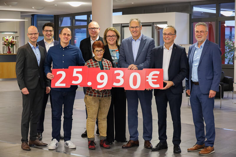 Auf dem Foto (v.l.n.r.): Svend Larsen, Benjamin Hirsch, Lars Eli&szlig;er, Dr. Dominik Gei&szlig;ler, Heidrun Werner, Iris Kommritz, Dietmar Seefeldt, Dr. Fritz Brechtel, Rudolf Storck