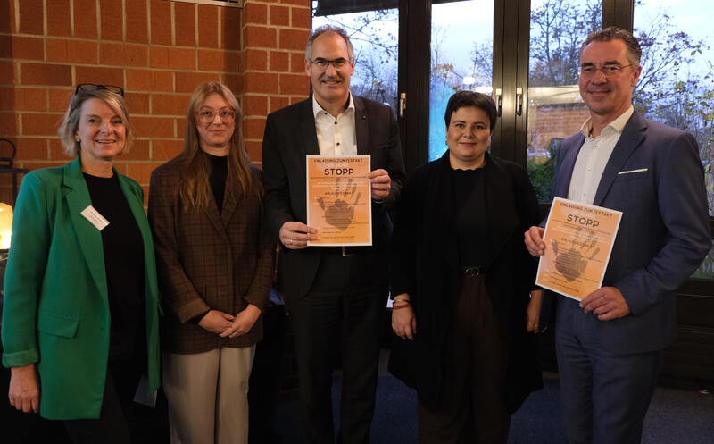 Beim Festakt f&uuml;r STOPP: Gleichstellungsbeauftragte Isabelle St&auml;hle (S&Uuml;W), Gleichstellungsbeauftragte Laura Hess (LD), S&Uuml;W-Landrat Dietmar Seefeldt, Gleichstellungsbeauftragte Lisa-Marie Trog und Christoph Buttweiler, Erster Kreisbeigeordneter GER (von lin