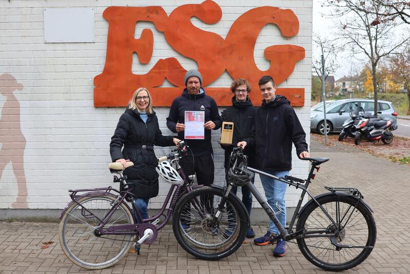 : Das ESG hat sich mit dem besten Schulteam den Wanderpokal und eine Spende f&uuml;r den Schulf&ouml;rderverein verdient. Hier: Schulleiterin Dagmar Linnert, Lehrer Daniel Janik und die beiden Sch&uuml;ler Tammo Schnittjer und Jonathan Bollmann (v.l.n.r.). 