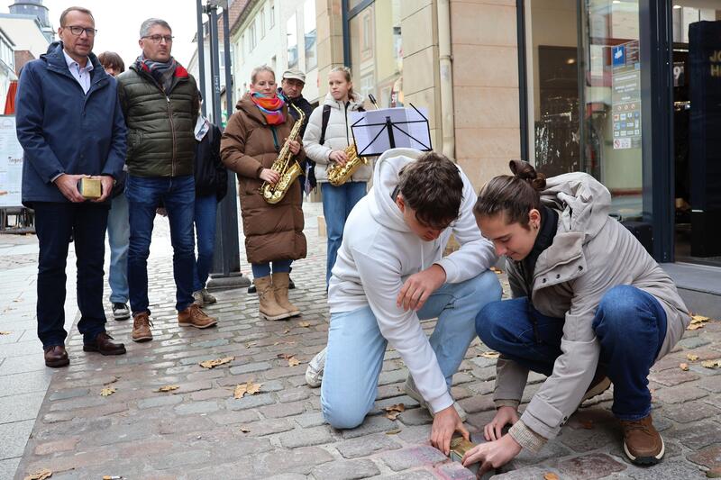 Sieben neue Stolpersteine wurden jetzt in Landau verlegt. Die Patenschaft f&uuml;r die individuellen Mahnmale &uuml;bernahm die KARS. 