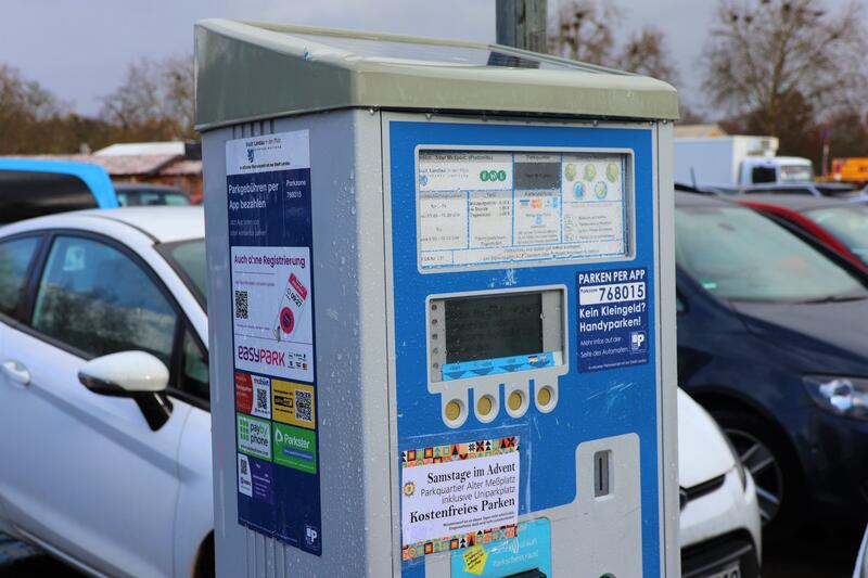 Bunte Infozettel weisen darauf hin, dass das Parken im Quartier Alter Me&szlig;platz an den Adventssamstagen kostenlos ist. 