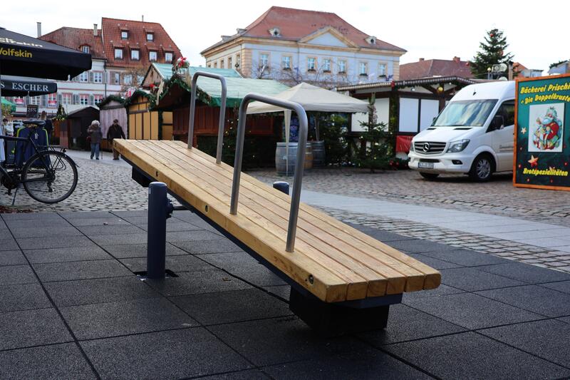 Die neue Stehwippe auf dem Landauer Rathausplatz freut sich auf kleine Besucherinnen und Besucher.
