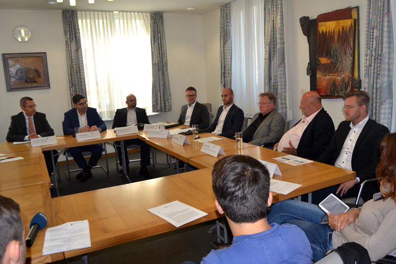 Gro&szlig;es Projekt, gro&szlig;es Interesse: Stadtspitze, Stadtverwaltung, Projektentwickler und Voreigent&uuml;mer stellten gemeinsam das Projekt &raquo;Ufersche H&ouml;fe&laquo; der &Ouml;ffentlichkeit vor. 