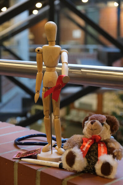 Bild vergr&ouml;&szlig;ern: Die rote Schleife steht weltweit f&uuml;r Solidarit&auml;t mit HIV-positiven und aidskranken Menschen. 