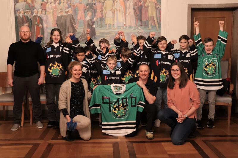 Lena D&uuml;rphold (rechts) empfing die U13-Mannschaft des Inline-Hockey-Clubs Landau 1999 im Rathaus. IHC-Vorsitzender Christoph Braun (Mitte) nutzte den feierlichen Rahmen zur Spenden&uuml;bergabe an Sina Ludwig (links) vom Kinderschutzbund. 
