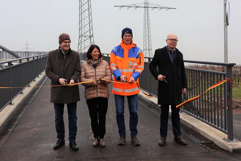 Gl&uuml;ckliche Gesichter bei der Freigabe der Fahrradbr&uuml;cke &uuml;ber die B10: Landrat der S&uuml;dlichen Weinstra&szlig;e Dietmar Seefeldt (v.l.n.r.), Landesverkehrsministerin Daniela Schmitt, Martin Schafft vom Landesbetrieb Mobilit&auml;t Speyer und Oberb&uuml;rgermeister Dominik G