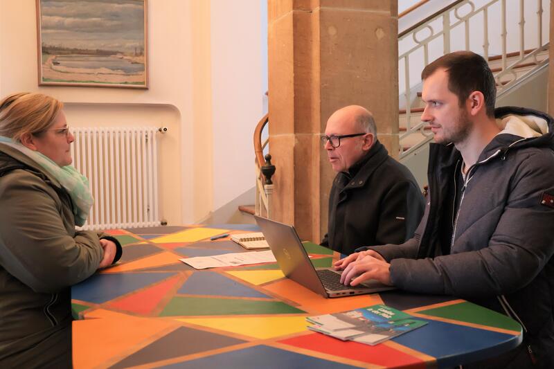 Am Montag, 17. Februar, empf&auml;ngt Oberb&uuml;rgermeister Dominik Gei&szlig;ler interessierte B&uuml;rgerinnen und B&uuml;rger zur Sprechstunde an seinem bunten Schreibtisch. 