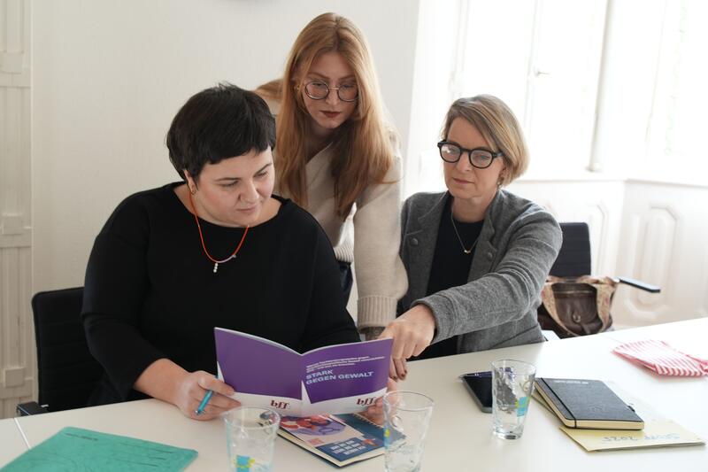 (v.li.)Die Gleichstellungsbeauftragten Lisa-Marie Trog (GER), Laura Hess (LD) und Isa St&auml;hle ( S&Uuml;W) beim Austausch.