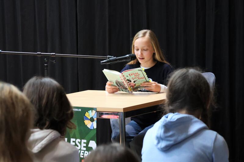 In der zweiten Runde des Regionalsentscheids mussten die Teilnehmenden - hier die Gewinnerin Hannah Kraus - einen Abschnitt aus &raquo;Frieda, Nikki und die Grenzkuh&laquo; von Uticha Marmon vorlesen. 