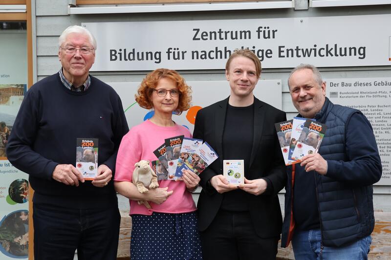 Zoodirektor Dr. Jens-Ove Heckel, Zoodezernent Lukas Hartmann, Zooschulleiterin Dr. Gudrun Holstein und der Vorsitzende des Zoo-Freundeskreises Sanit&auml;tsrat Dr. Helmuth Back (v.r.n.l.) freuen sich auf die Zoo-Saison 2025.