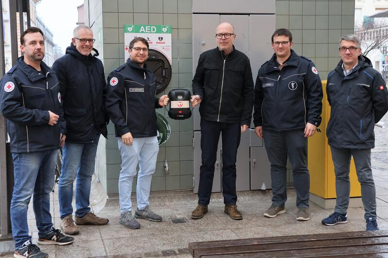 Erste &ouml;ffentlich zug&auml;ngliche AEDs installiert.