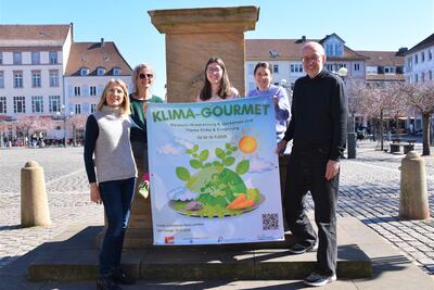 Bild vergr&ouml;&szlig;ern: Team Klima-Gourmet: Lena D&uuml;rphold (Mitte), Ehrenamtskoordinatorin Angelika Kemmler, Ina Rinck von der Juf&ouml;, Kulturb&uuml;roleiterin Miriam Erb und Klimaschutzmanager Oliver Decken suchen noch Mitstreiterinnen und Mitstreiter f&uuml;r das Rahmenprogramm der Mitmach-Ausstellung.