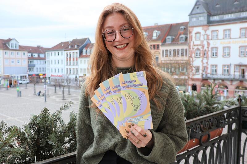 Gleichstellungsbeauftragte Laura Hess mit dem Programm der Aktionswochen zur Geschlechtergerechtigkeit in Landau.