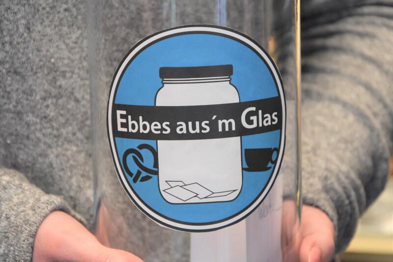 Seit Neuestem unterst&uuml;tzt auch B&auml;rlin D&ouml;ner in der Marktstra&szlig;e die Aktion &raquo;Ebbes aus'm Glas&laquo;. 