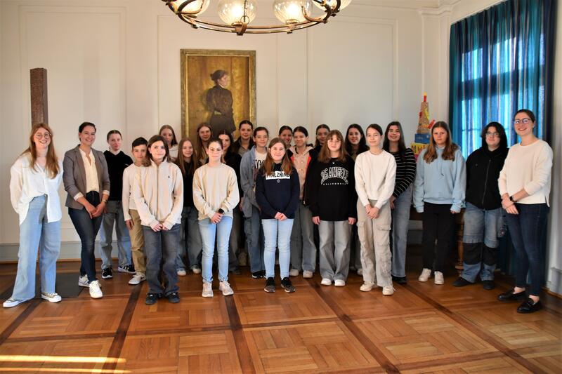 Beigeordnete Lena D&uuml;rphold (rechts) und das Team der Gleichstellungsstelle (links) mit den Teilnehmenden des Girls' bzw. Boys' Day. 