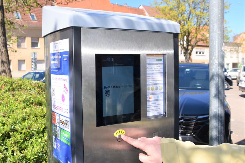 Neu in Landau: Parkscheinautomaten mit Touch-Display, wie hier auf dem Wei&szlig;quartierplatz. 