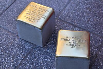 Bild vergr&ouml;&szlig;ern: Bei der j&uuml;ngsten Verlegung von Stolpersteinen in Landau wurden 18 neue &raquo;Mahnmale von unten&laquo; in den Boden eingelassen.