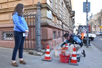 Bild vergr&ouml;&szlig;ern: Beigeordnete Lena D&uuml;rphold und K&uuml;nstler Gunter Demnig bei der j&uuml;ngsten Verlegung von Stolpersteinen in Landau.