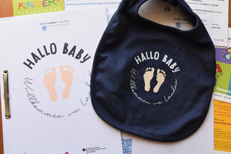 Mit dem Willkommensbrief zur Geburt des Babys schickt die Stadt Landau jungen Familien auch wichtige Informationen rund um die Themen Leben mit Baby, Babygesundheit sowie Familien- und Unterst&uuml;tzungsangebote in Landau. Au&szlig;erdem d&uuml;rfen sich kleine Neu-Land