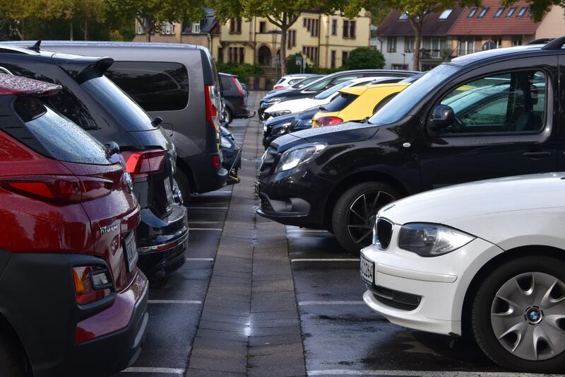 Wegen des Maimarkts steht der Alte Me&szlig;platz nicht als Parkplatz zur Verf&uuml;gung. 