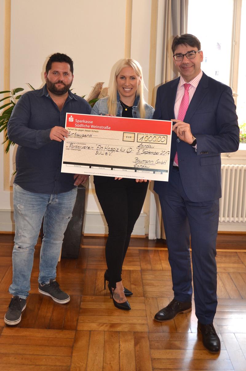 In seiner Funktion als F&ouml;rdervereinsvorsitzender nahm Oberb&uuml;rgermeister Thomas Hirsch (r.) die Spende in H&ouml;he von 1.000 Euro aus den H&auml;nden von Gesch&auml;ftsf&uuml;hrer Denis Baumann und seiner Assistentin, Jill Ternes, entgegen.
