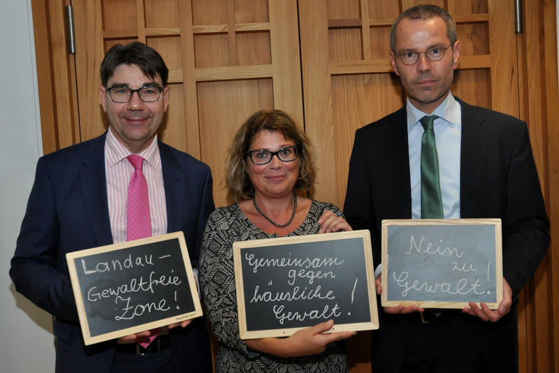 Zeigen Gesicht gegen Gewalt an Frauen: Oberb&uuml;rgermeister Thomas Hirsch, die st&auml;dtische Gleichstellungsbeauftragte Evi Julier und B&uuml;rgermeister Dr. Maximilian Ingenthron (v.l.n.r.). 