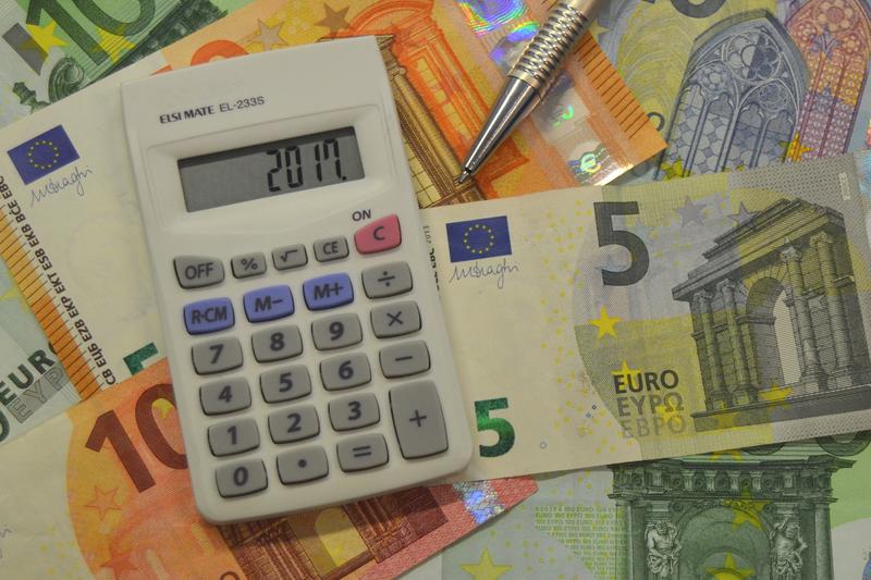 Der Entwurf des 2. Nachtragshaushalts 2017 der Stadt Landau wurde jetzt der &Ouml;ffentlichkeit vorgestellt. Er sieht im Ergebnishaushalt ein Defizit von 11,3 Millionen Euro vor - rund 940.000 Euro weniger als im Ursprungshaushalt mit 1. Nachtrag. 
