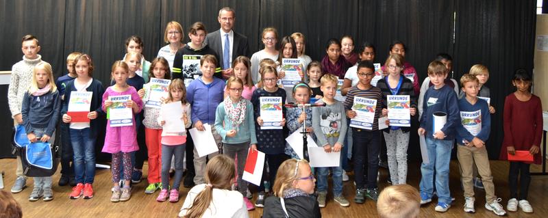 B&uuml;rgermeister und Kulturdezernent Dr. Maximilian Ingenthron nahm am Abschlussfest des Lesesommers in der Landauer Stadtbibliothek teil und begr&uuml;&szlig;te die flei&szlig;igen Leserinnen und Leser.