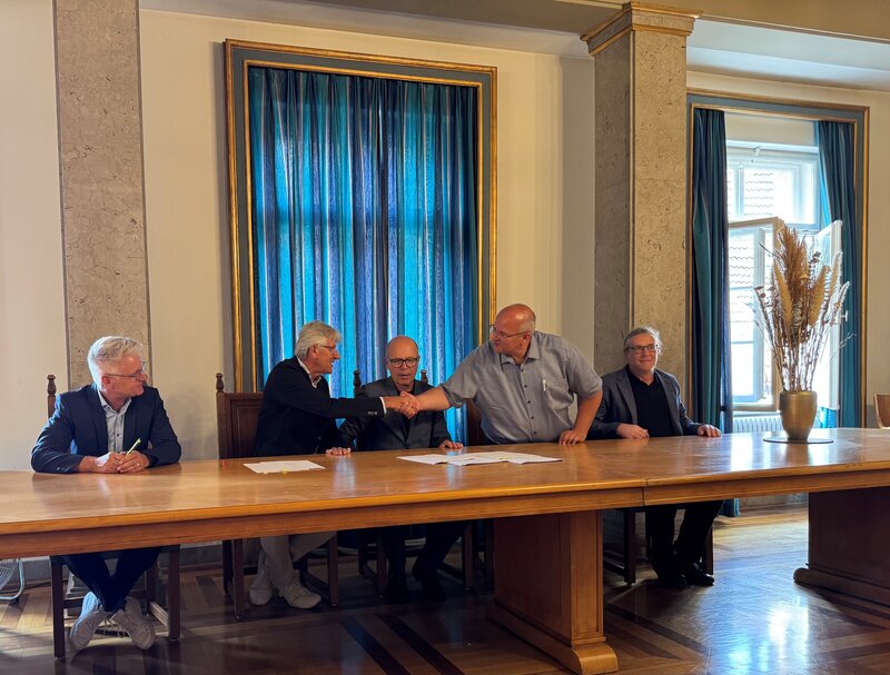 Vertragsunterzeichnung zwischen Vulcan und ESW: v.l.n.r.: Martin Messemer (Wirtschaftsf&ouml;rderung Stadt Landau), Dr. Thomas Wa&szlig;muth (Vorstand ESW), Dr. Dominik Gei&szlig;ler (Oberb&uuml;rgermeister Landau), Carsten Bachg (Gesch&auml;ftsf&uuml;hrer Vulcan Energy), J&ouml;rg Zeilinger