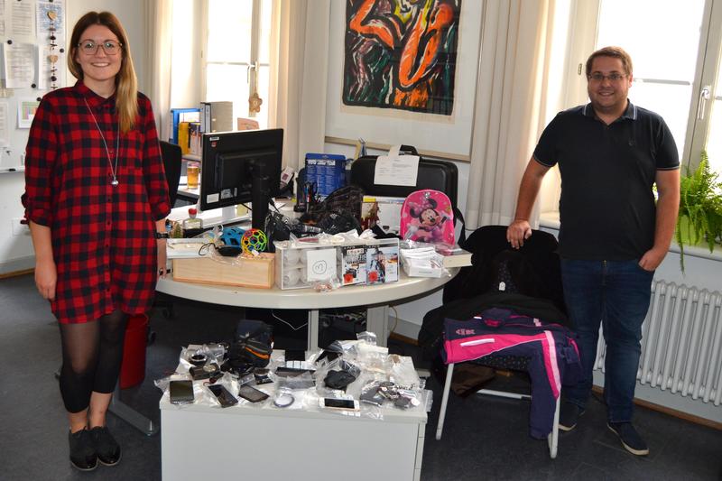 3...2...1...Meins! Die Leiterin des Landauer B&uuml;rgerb&uuml;ros, Angelina Wind, und ihr Stellvertreter Sascha Kirch freuen sich auf die erste Online-Versteigerung. 