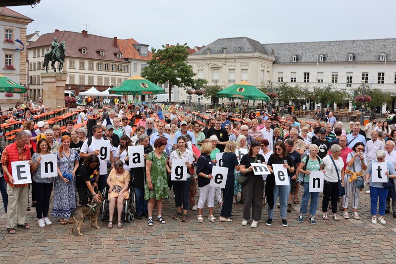Am Wochenende fand auf dem Rathausplatz das Dankesfest f&uuml;r alle in Landau ehrenamtlich t&auml;tigen Personen statt. 