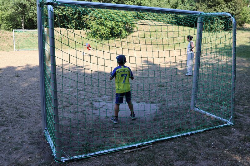 Auf der Jugendfreizeitanlage am Kugelfang kann man ab sofort auf zwei neue Fu&szlig;balltore schie&szlig;en. 
