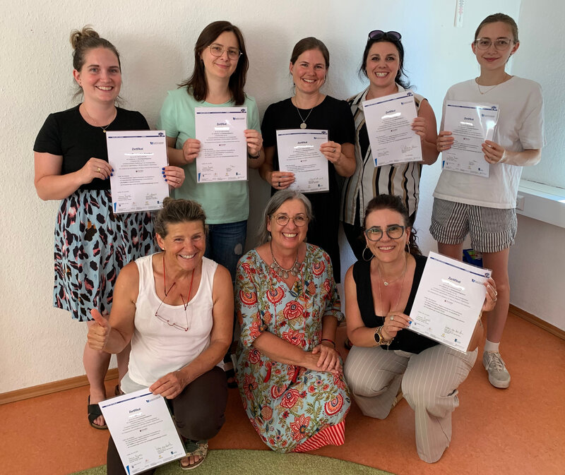 Diese frisch &raquo;gebackenen&laquo; Tagespflegem&uuml;tter stehen schon in den Startl&ouml;chern: Die Absolventinnen nach erfolgreicher Teilnahme am j&uuml;ngsten Qualifizierungskurs in Landau. 