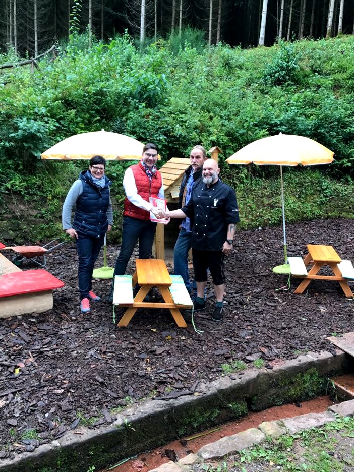 Landtagsabgeordnete Christine Schneider, Oberb&uuml;rgermeister Thomas Hirsch, Klaus Westermayer, 1. Vorsitzender der Ortsgruppe Amicitia Landau des Pf&auml;lzerwald-Vereins, und ehrenamtlicher &raquo;H&uuml;ttendienstler&laquo; Claus-Peter Frenzel (v.l.n.r.) bei der Spenden&uuml;bergab