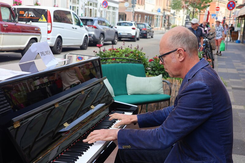 Hat das Klavier vor Lederwaren Horn in der K&ouml;nigstra&szlig;e schon eingeweiht: Oberb&uuml;rgermeister Dominik Gei&szlig;ler. 