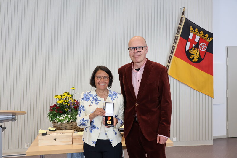 Oberb&uuml;rgermeister Dominik Gei&szlig;ler (rechts) gratuliert Barbara Borgeot-Klein (links) zum Erhalt der Verdienstmedaille des Landes Rheinland-Pfalz. 