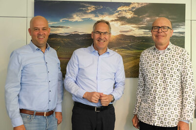 Bild vergr&ouml;&szlig;ern: Von links: Martin Brandl, Landrat Kreis Germersheim, Dietmar Seefeldt, Landrat Kreis S&uuml;dliche Weinstra&szlig;e, und Dominik Gei&szlig;ler, Oberb&uuml;rgermeister der Stadt Landau. 