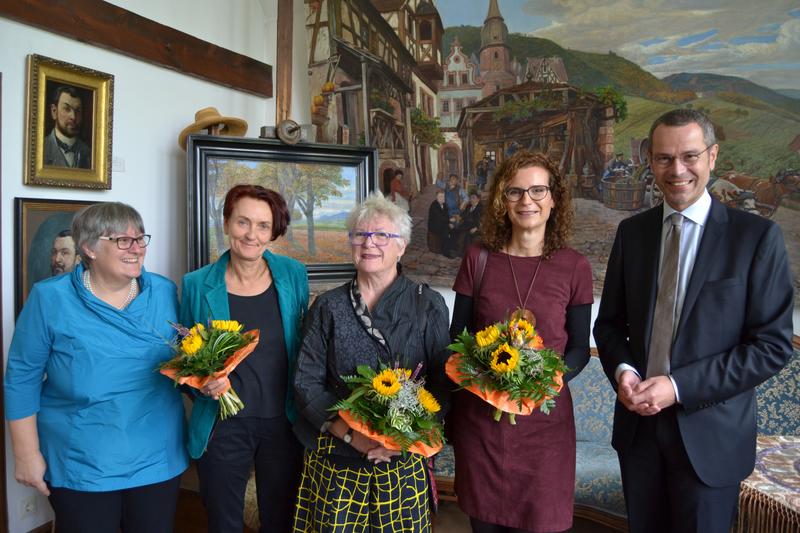 B&uuml;rgermeister und Kulturdezernent Dr. Maximilian (r.) gemeinsam mit Kuratorin Sigrid Weyers (l.) und den K&uuml;nstlerinnen Nicole Bellaire (2.v.r.), Ulrike Oeter (M.) und Anja Schindler (2.v.l.) bei der Vernissage zur Kunstausstellung &raquo;Frauenzimmer&laquo; im Strief