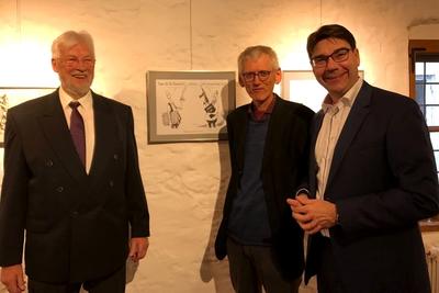 Bild vergr&ouml;&szlig;ern: Der Vorsitzende des Thomas-Nast-Vereins Landau, Hubert Lehmann, Karikaturist Gerhard Mester und Oberb&uuml;rgermeister Thomas Hirsch (v.l.n.r.) bei der Er&ouml;ffnung der Ausstellung &raquo;Zeitzeichen&laquo; im Frank-Loebschen Haus.