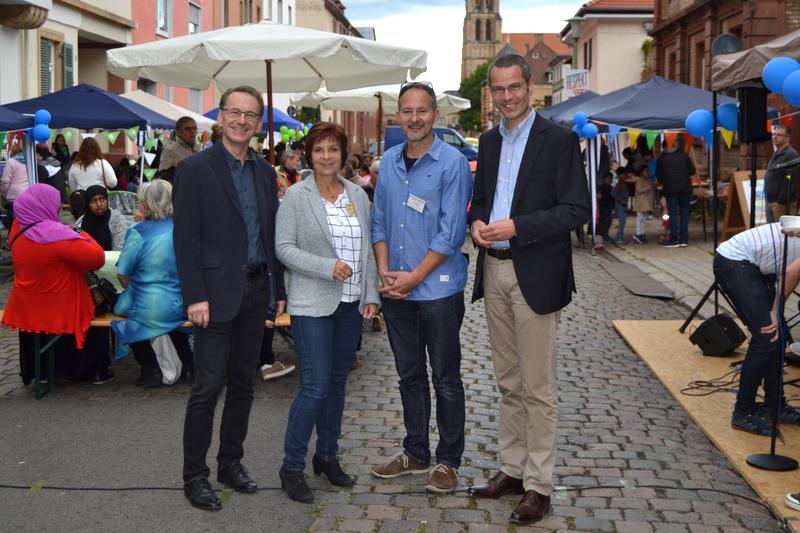 B&uuml;rgermeister Dr. Maximilian Ingenthron (r.) gemeinsam mit Dekan Volker Janke (l.) sowie Verena H&uuml;ttmann und Andreas Karl vom Stadtteilb&uuml;ro Landau-S&uuml;d beim Stadtteilfest in der Landauer Bismarckstra&szlig;e. 