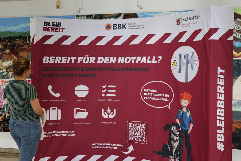 Das Display zur &raquo;Bleib bereit&laquo;-Kampagne ist ab sofort im Landauer Rathaus zu sehen. 