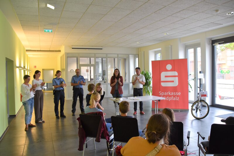 Emil Bischof hat bei der Aktion &raquo;Sicherer Schulweg&laquo; den ersten Platz gemacht und den Hauptpreis, ein Kinderfahrrad, von Frau Bauchhen&szlig; von der Sparkasse S&uuml;dpfalz &uuml;berreicht bekommen. 