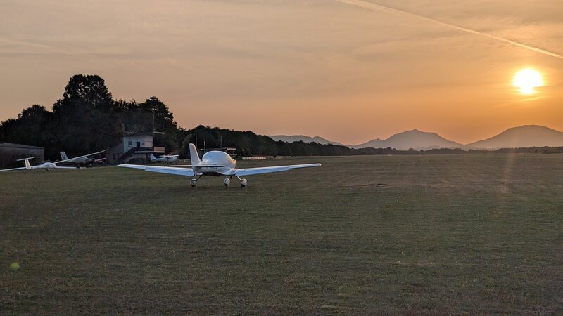 Seit 75 Jahren kann man auf dem Flugplatz des Aero Clubs Landau-Pfalz auf dem Ebenberg unter anderem Segelfliegen. Am kommenden Wochenende feiert der Club sein Jubil&auml;um.