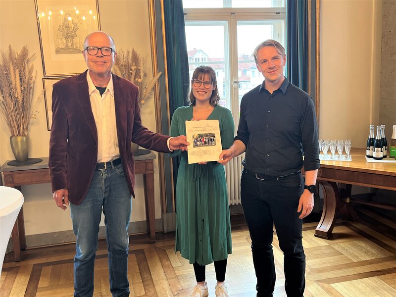 Die Vorsitzende des Klimarats Verena Hofmann bei der feierlichen &Uuml;bergabe des B&uuml;rgergutachtens an Oberb&uuml;rgermeister Dominik Gei&szlig;ler und B&uuml;rgermeister Lukas Hartmann. 