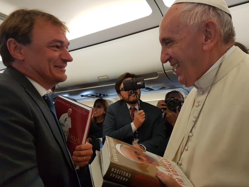 Ganz nah dran am Oberhaupt der katholischen Kirche: Andreas Englisch mit Papst Franziskus. 