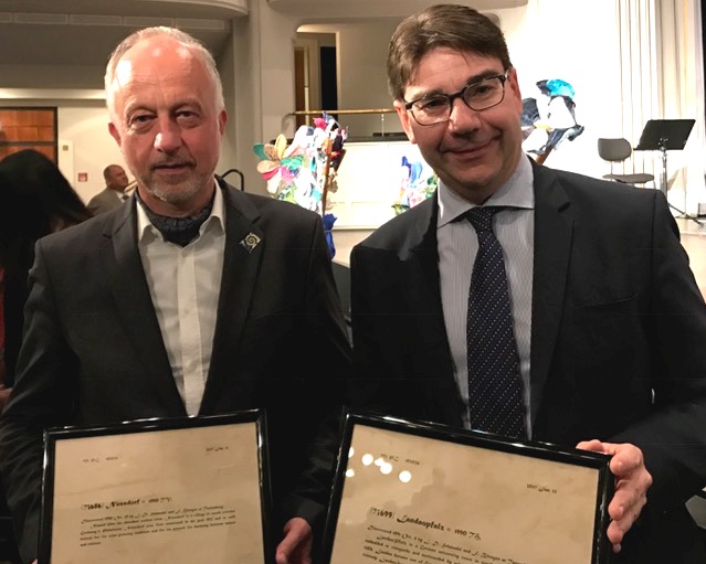 Prof. Joachim Wambsgan&szlig; von der Universit&auml;t Heidelberg (l.) &uuml;berreichte die Namensurkunden der beiden Asteroiden &raquo;Landaupfalz&laquo; und &raquo;Nussdorf&laquo; an Landaus Oberb&uuml;rgermeister Thomas Hirsch. 