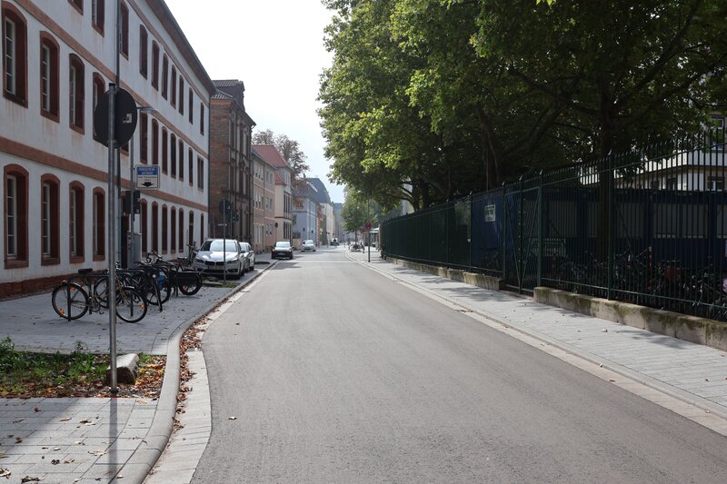 Die neue Verkehrsregelung in der Landauer Waffenstra&szlig;e sieht eine teilweise Einschr&auml;nkung des Autoverkehrs vor.
